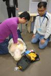 急救員於模擬演練中使用自動體外心臟去顫器拯救患有心律失常的人仕
